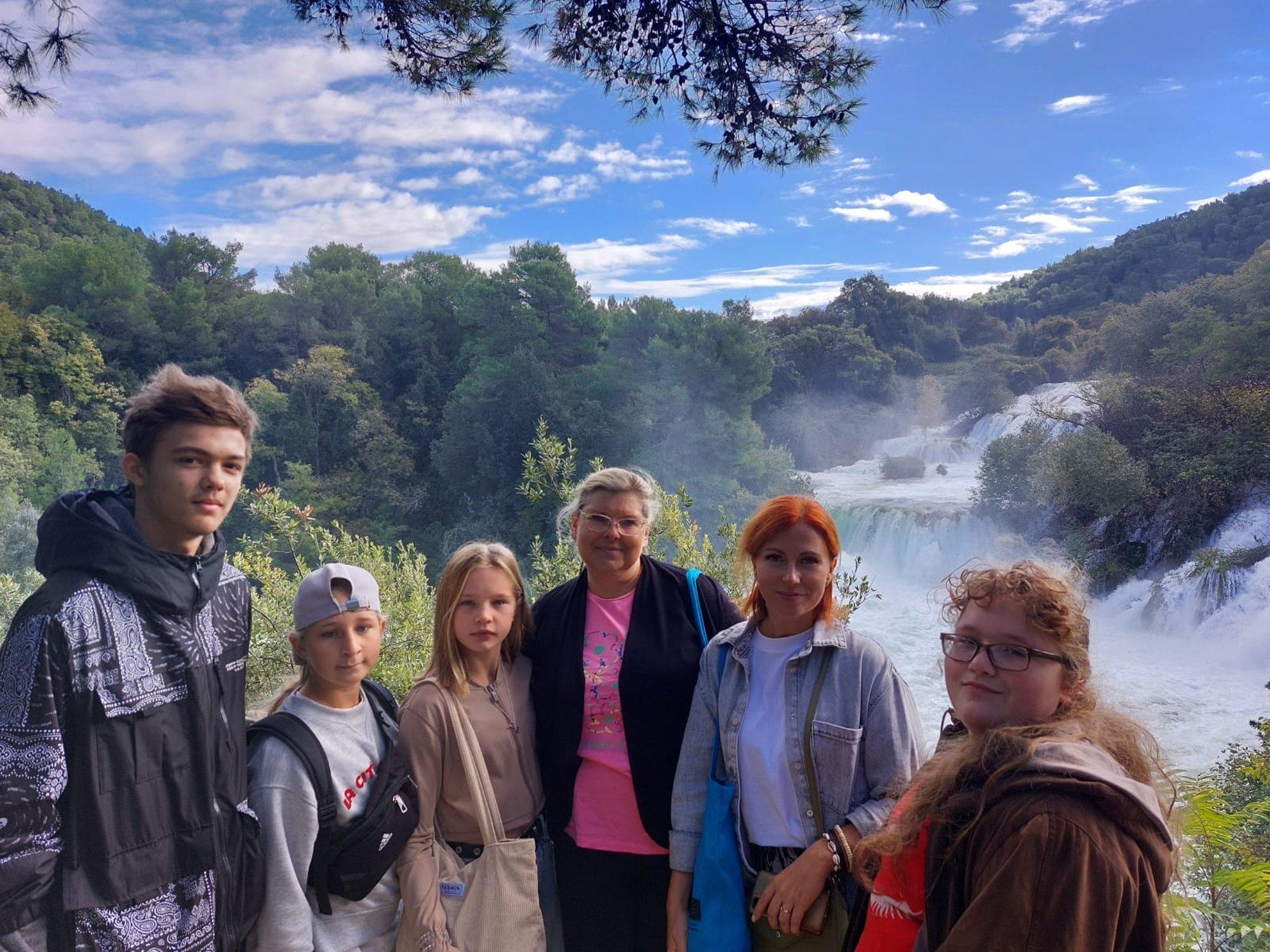  Piemares pamatskolas skolotājas un skolēni pie Krkas parka ūdenskritumiem.