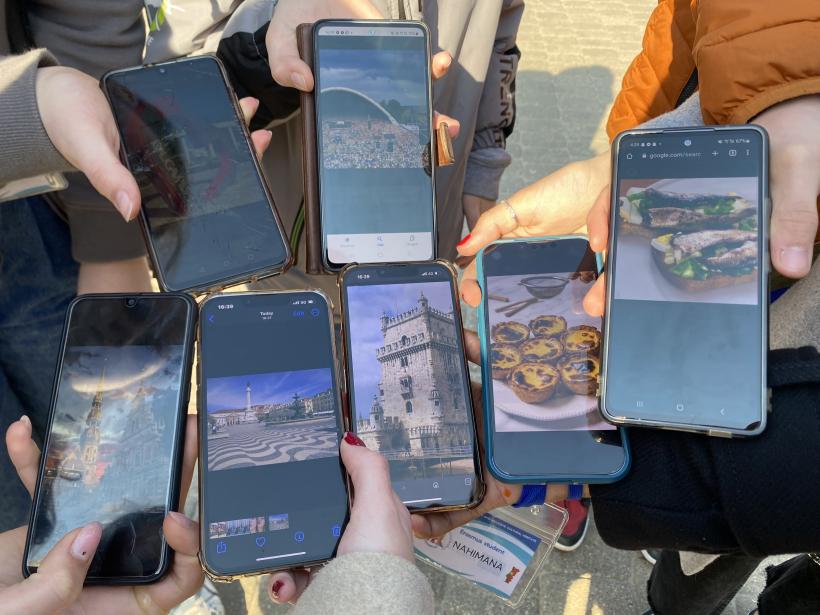 Mobilie tālruņi, kuros ir foto ar dažādu valstu kultūrmantojumu, vietām un ēdieniem