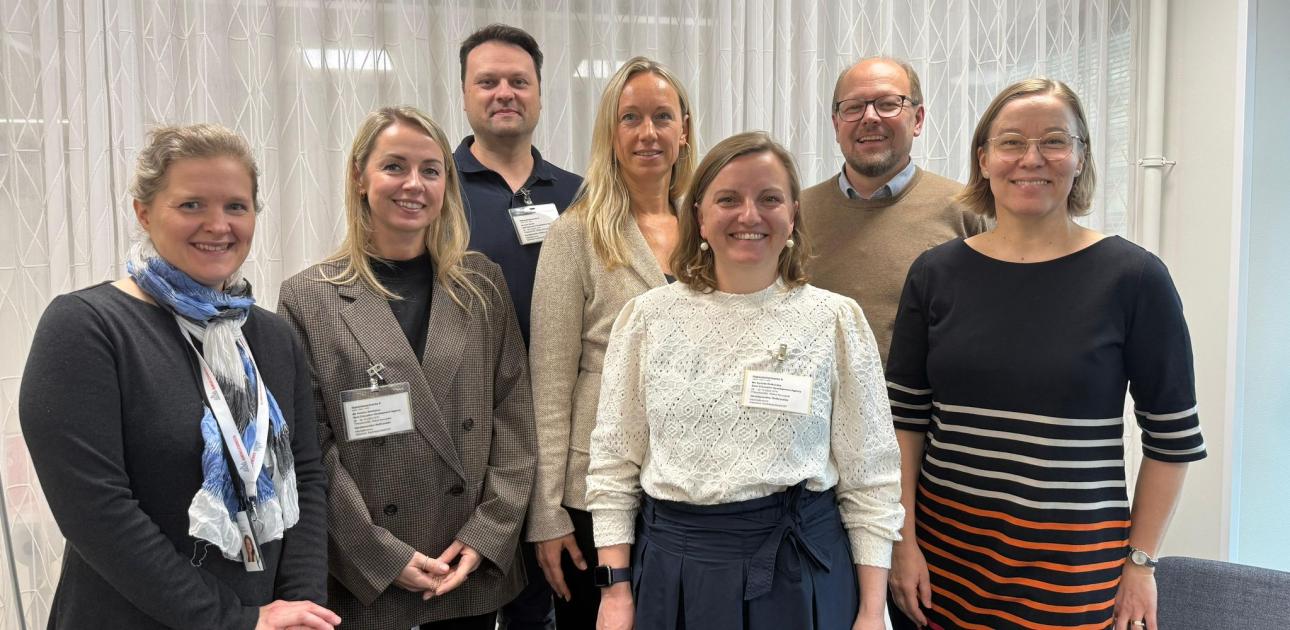 Septiņas personas ofisā