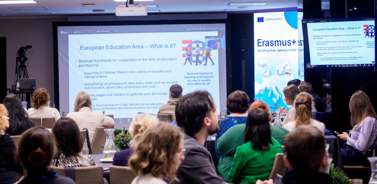 Seminārs, cilvēki sēž pie galdiem, Erasmus+ 