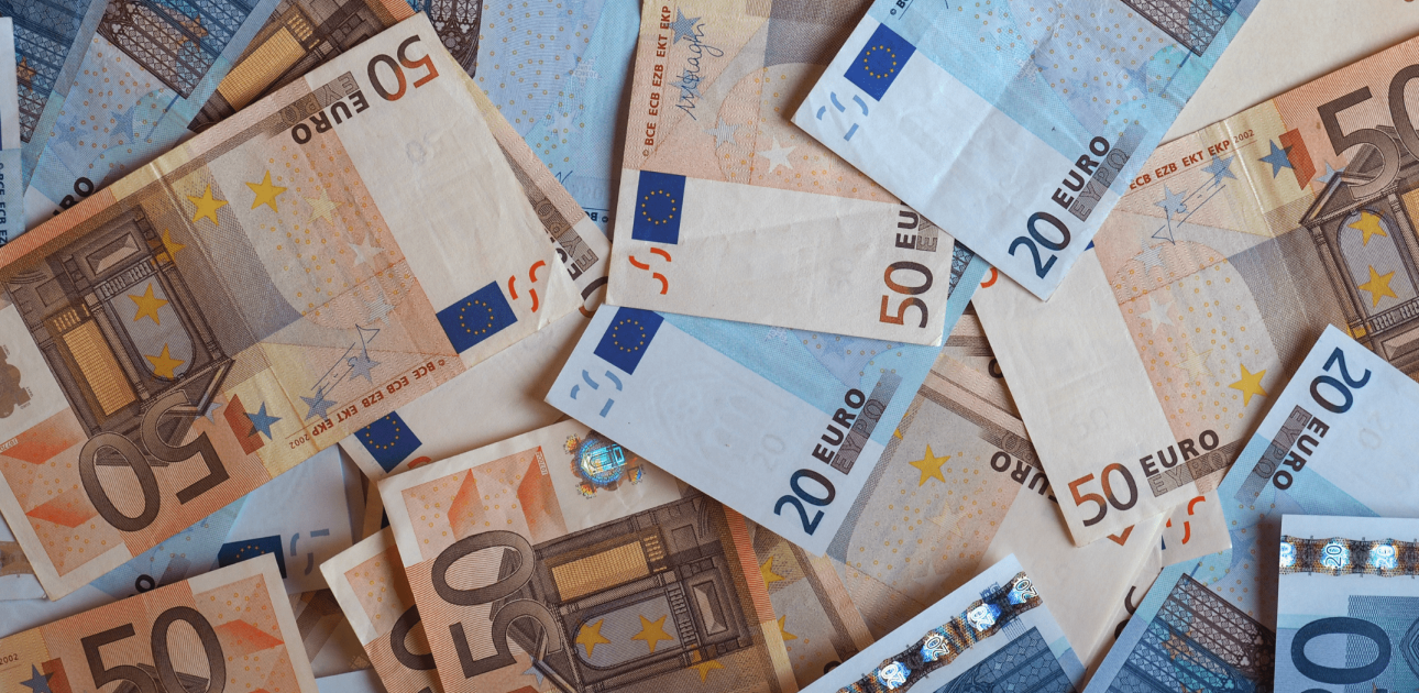 Attēlā redzamas eiro naudas banknotes
