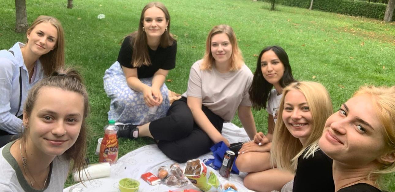 septiņas studentes pikniko parkā