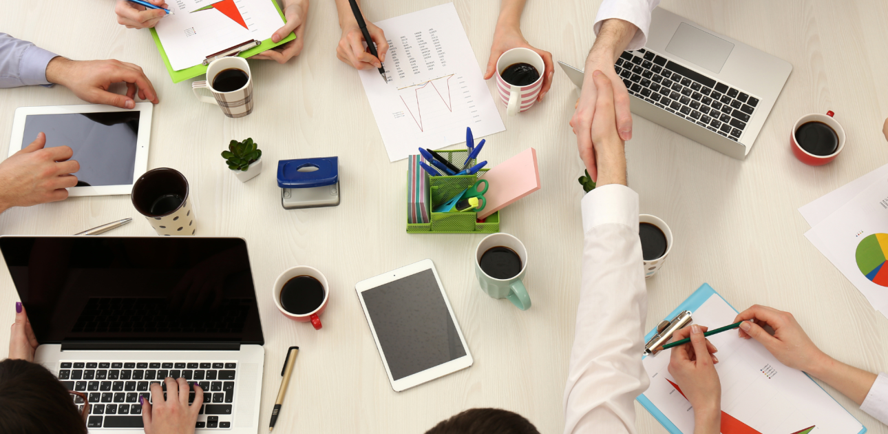 Darba galds, portatīvie datori, rokas, sanāksme, darba grupa