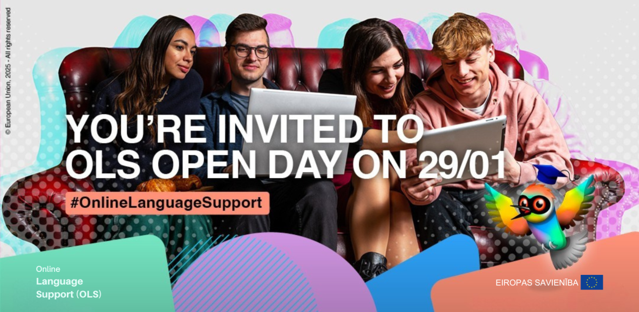 Jaunieši sēž kopā un skatās datora ekrānos