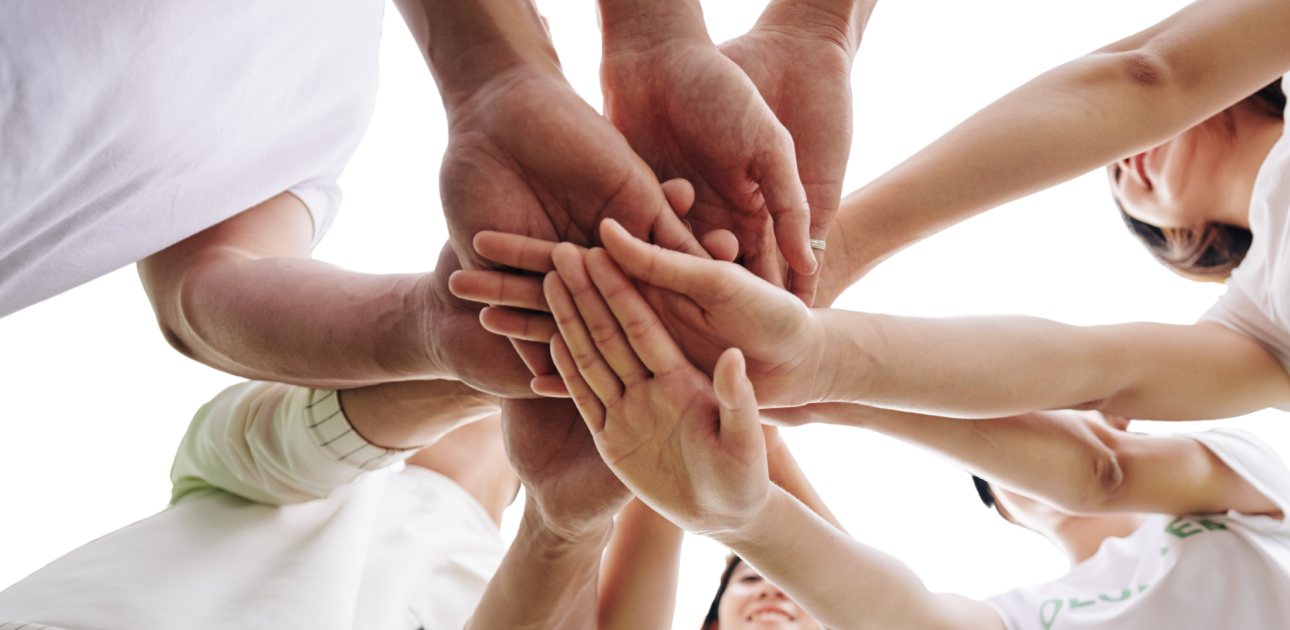 vairāki cilvēki sadevuši kopā rokas
