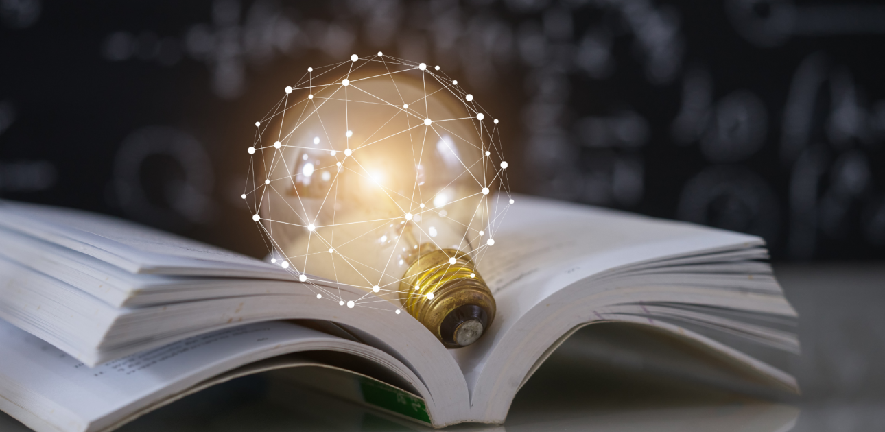 atvērta grāmata, spuldzīte mirgojoša