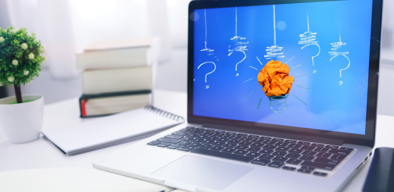 Dators, domu spuldzītes no papīra un zīmētas