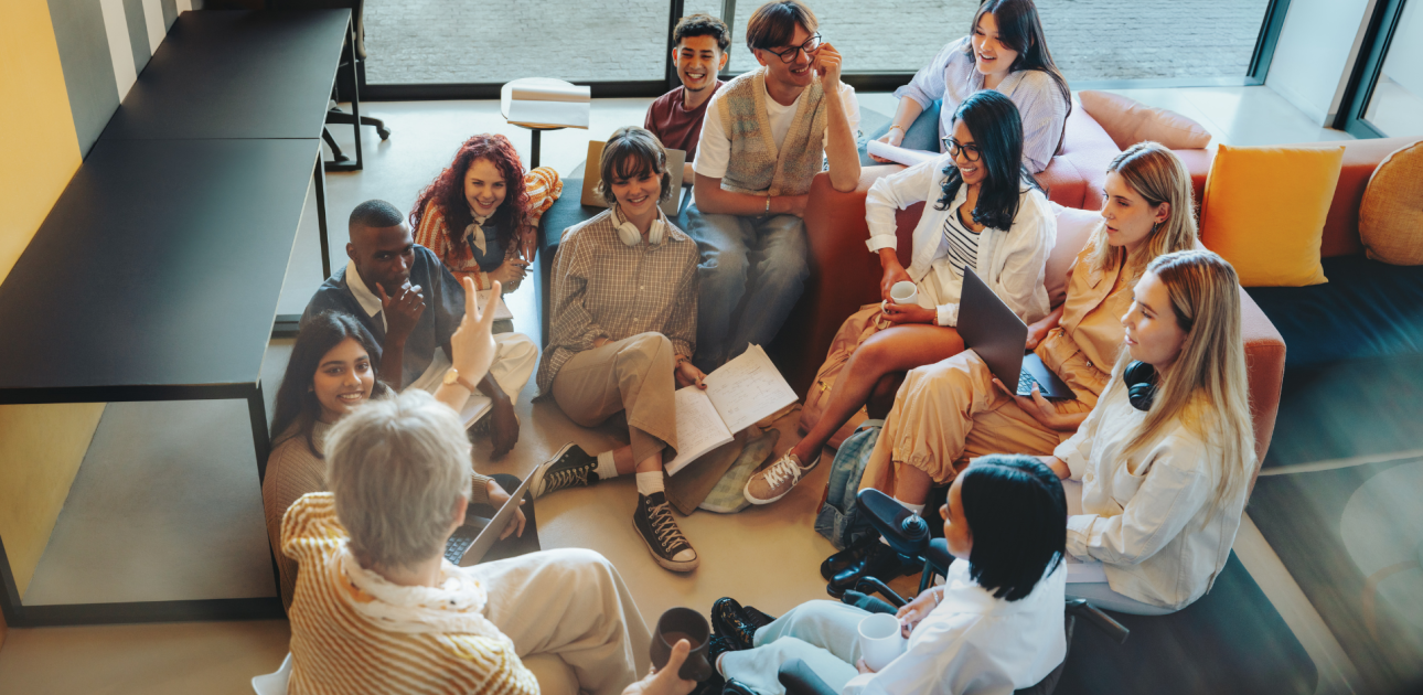 jauniešu grupa sēž kopā ar skolotāju, diskutē