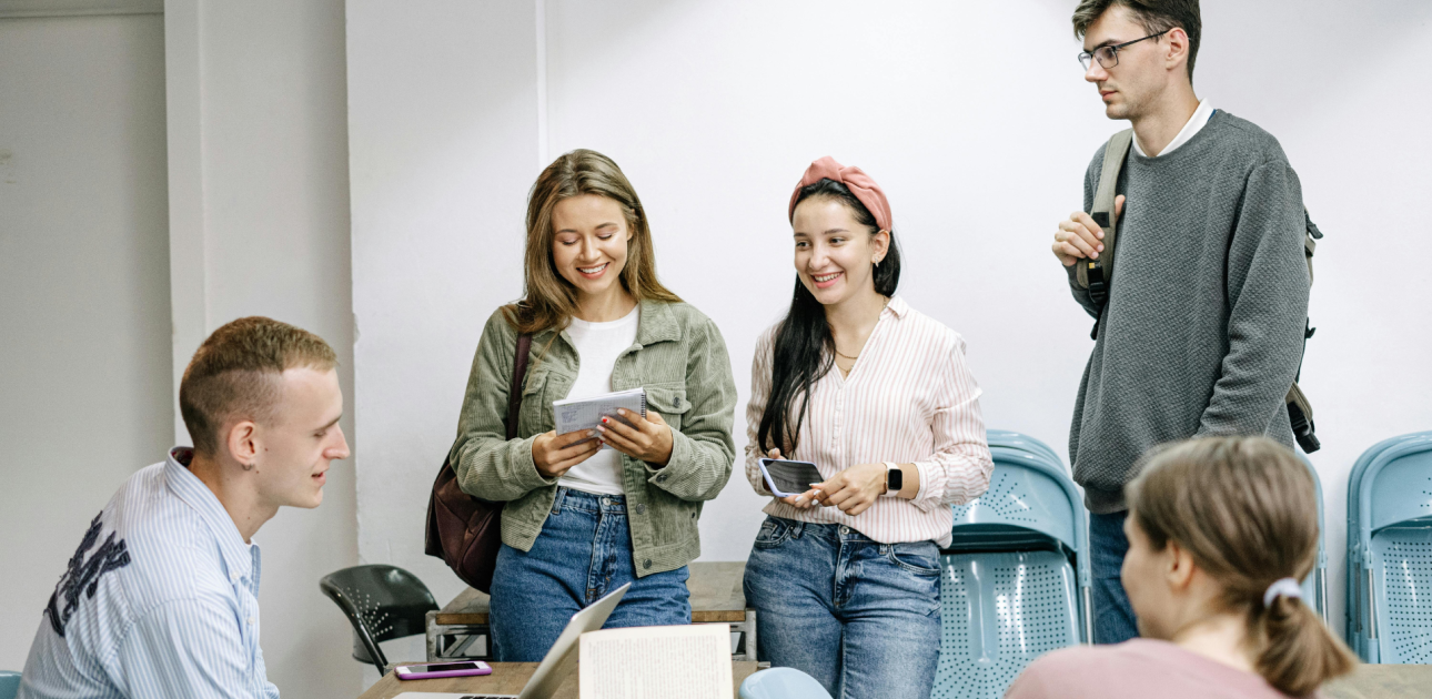 skolēni sabstarpēji sarunājas