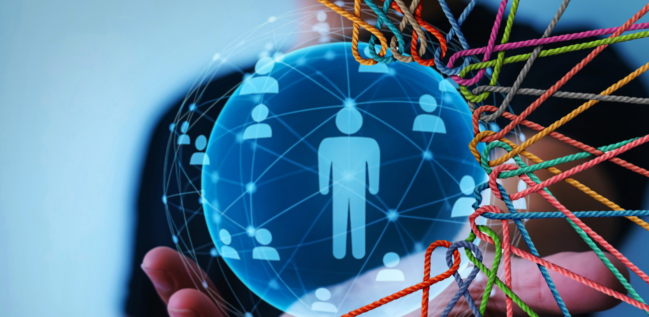 stilizēta zemeslode rokās, tīklošanās, krāsaini diegu pavedieni