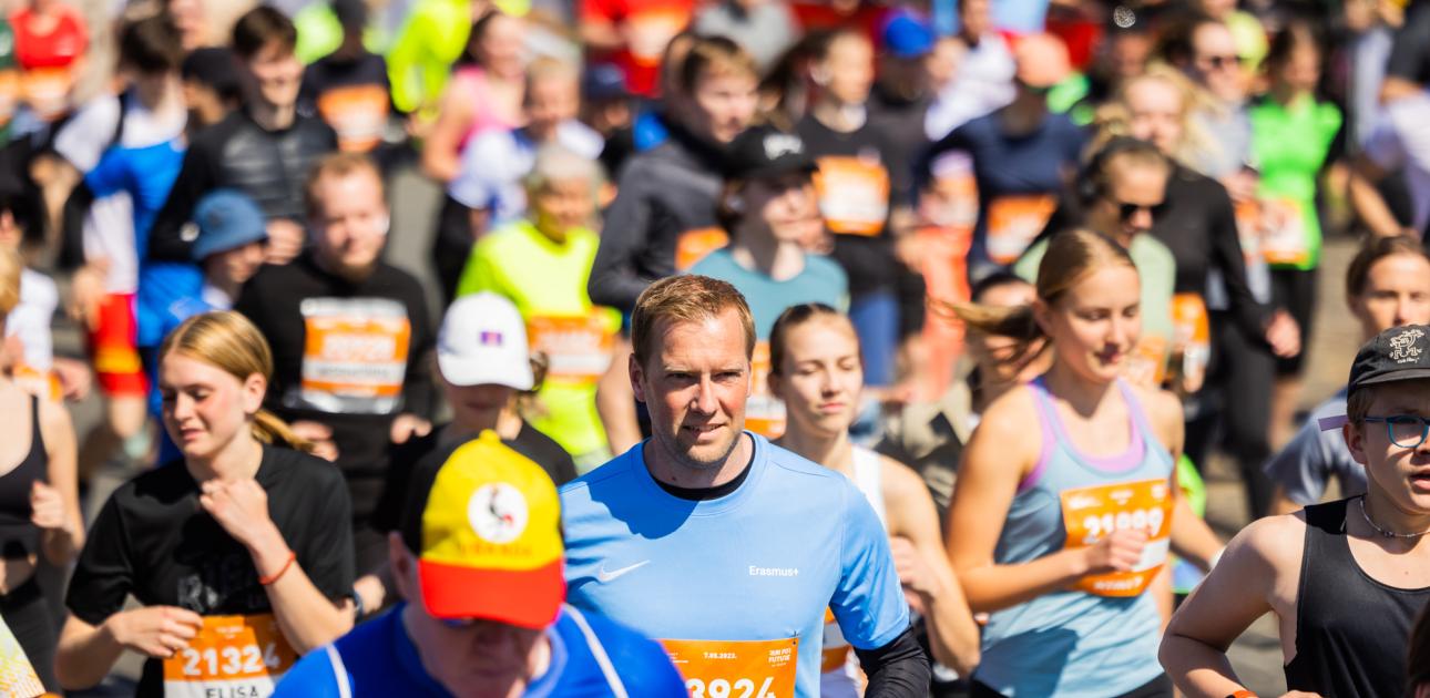 Cilvēki skrien maratonā