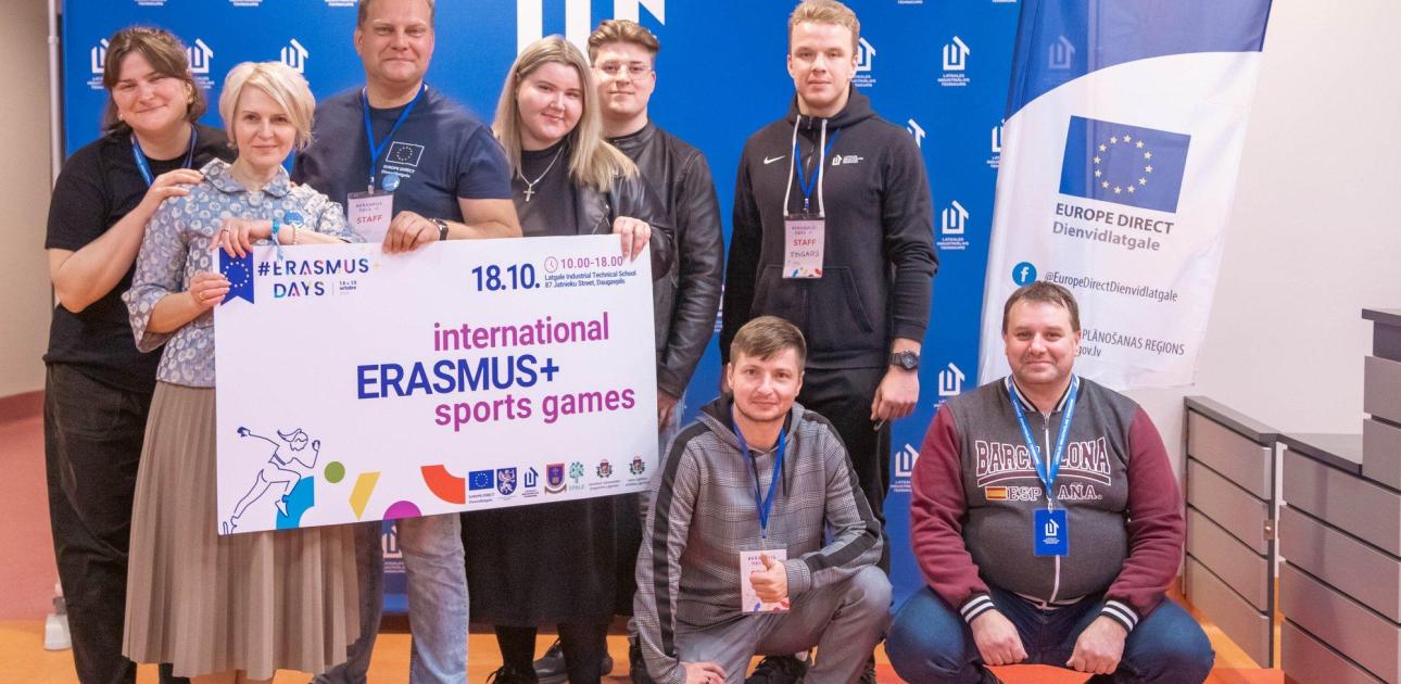 Cilvēku grupa ar plakātu rokās "Erasmus+ sporta spēles"