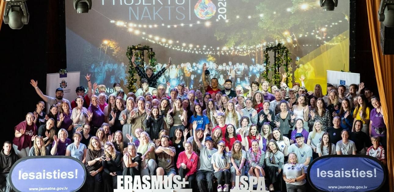 Cilvēku kopbilde uz skatuves