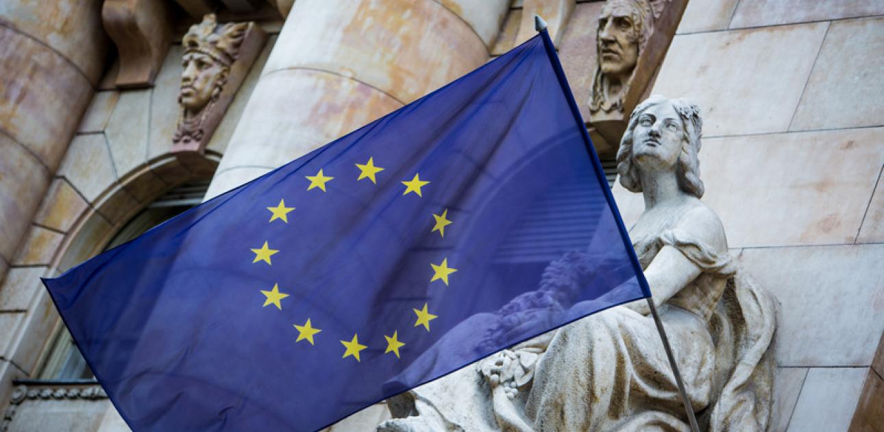 Eiropas Savienības karogs pie senas ēkas