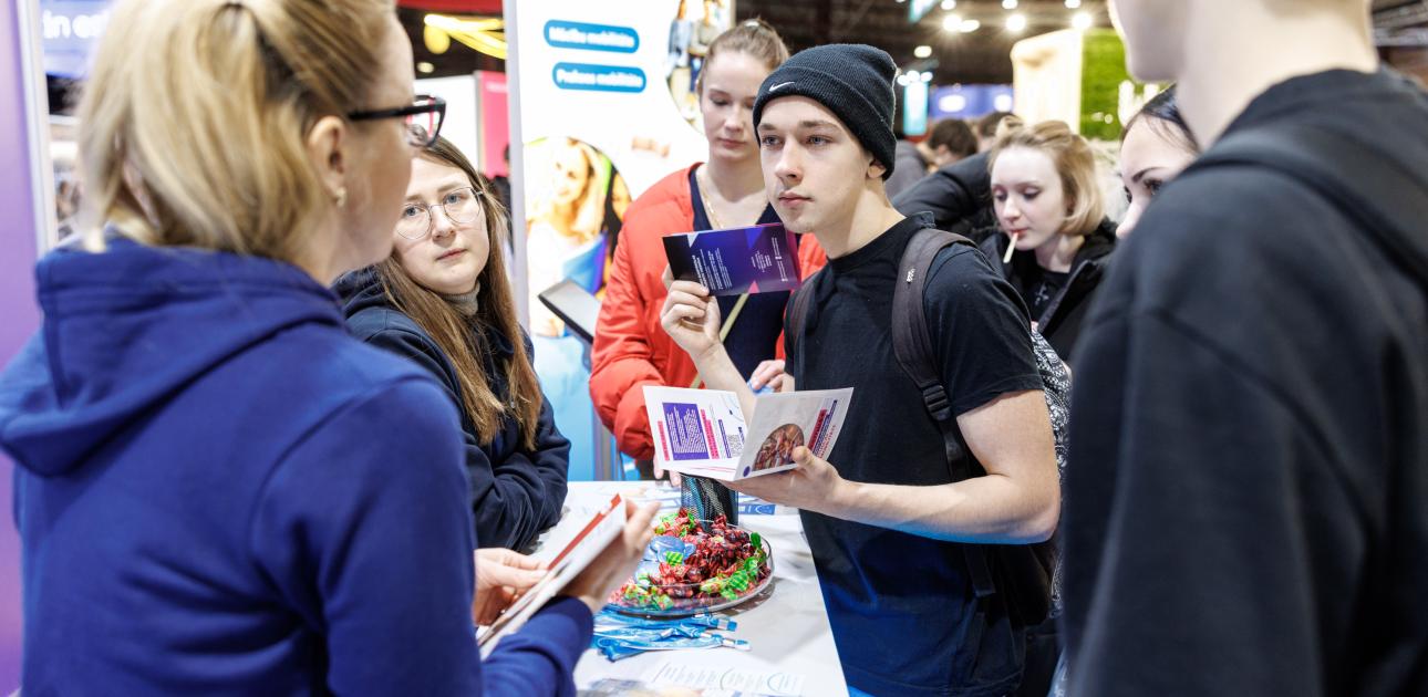 izstāde, apmeklētāji, sarunas, konsultācijas