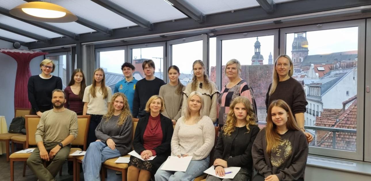 jaunieši sēž kopā ar skolotājiem, apmācības, Erasmus+ ilgtermiņa mobilitāte