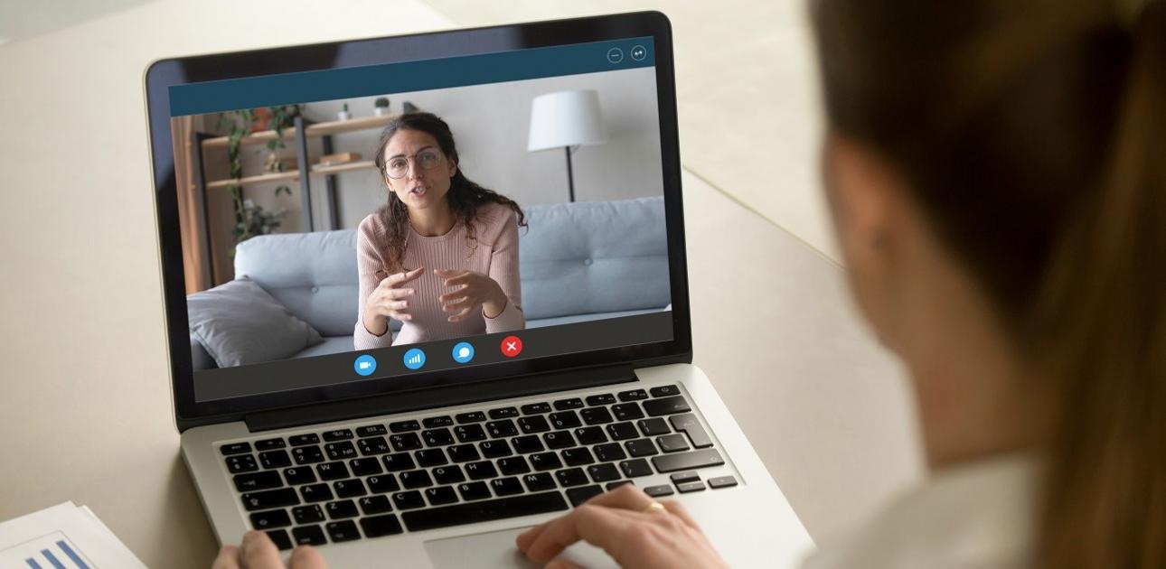 Sieviete skatās datorā