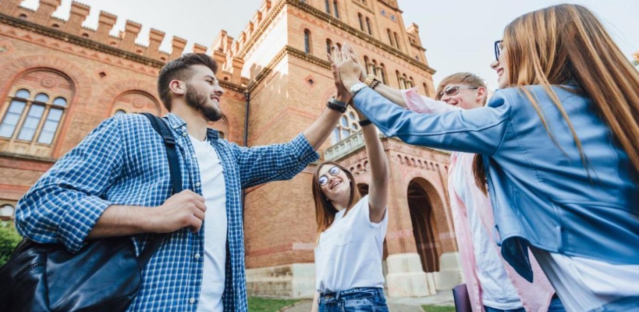 Četri studenti sasit plaukstas kopā