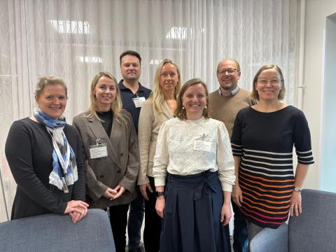 Septiņas personas ofisā