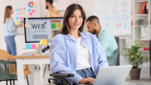 iekļaujoša izglītība, jauniete ratiņkrēslā strādā pie datora