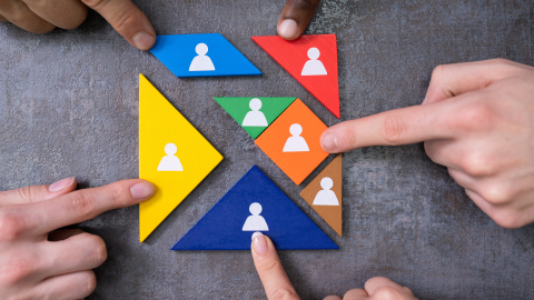 puzles gabaliņi, krāsaini, personas ikona uz katra no tiem