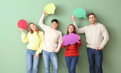 Četri jaunieši tur rokās krāsainus sarunu burbuļus