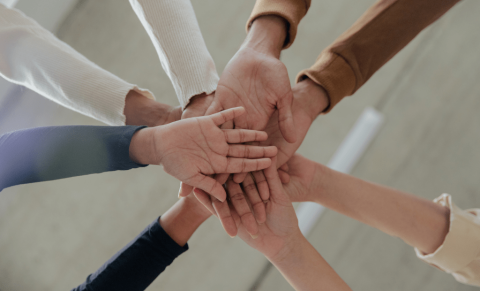 Viena virs otras saliktas cilvēku plaukstas