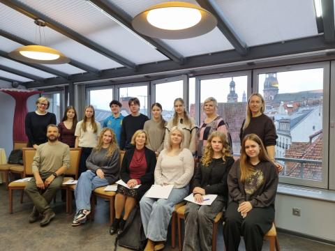 jaunieši sēž kopā ar skolotājiem, apmācības, Erasmus+ ilgtermiņa mobilitāte