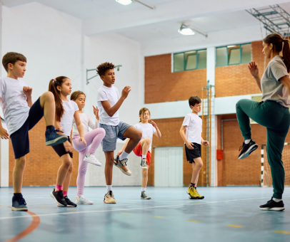 Sporta skolotāja, bērni sporto