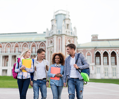 Vairāki studenti pie universitātes