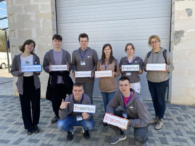 Skolēnu grupa, katram rokās Erasmus+ zīmīte