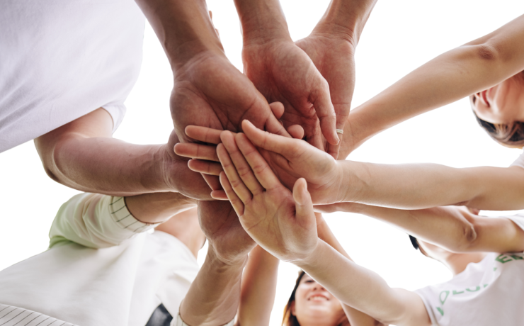 vairāki cilvēki sadevuši kopā rokas
